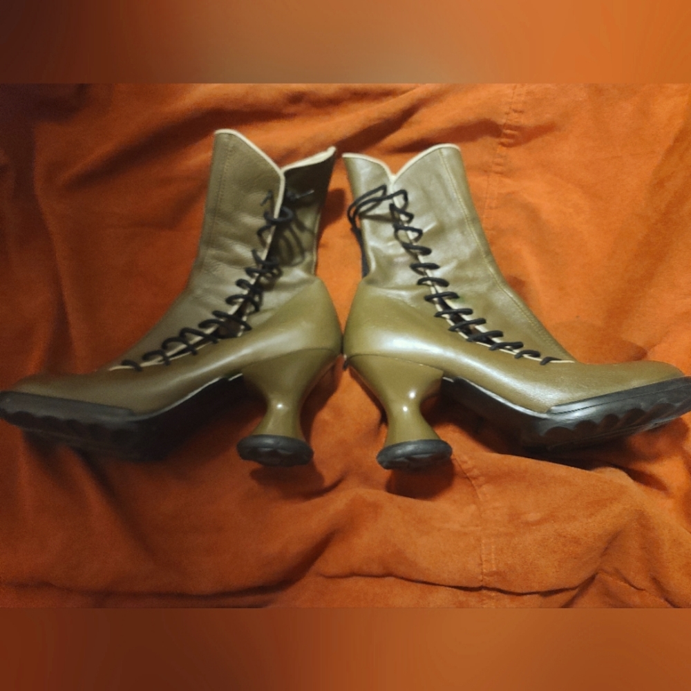 John fluevog mini lover boots size 7. Olive